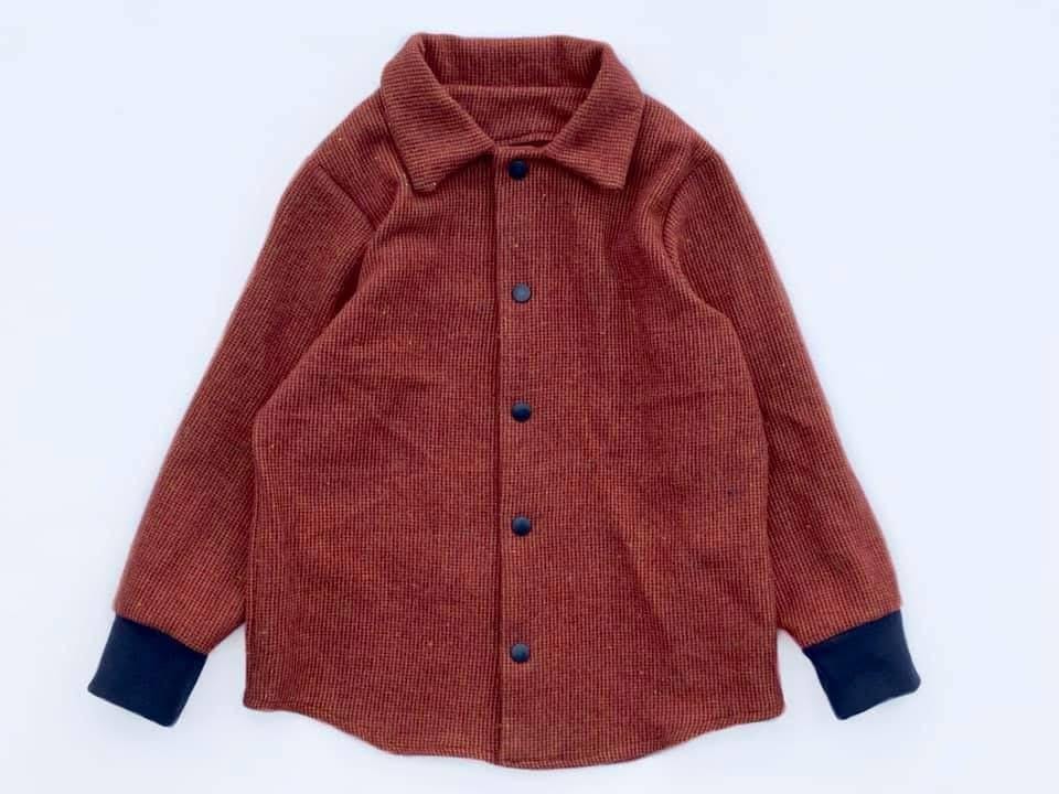 Patrón de camisa con cuello de hormigas en la camisa