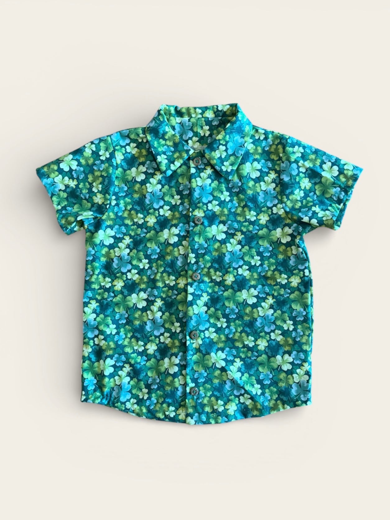 Patrón de camisa con cuello de hormigas en la camisa